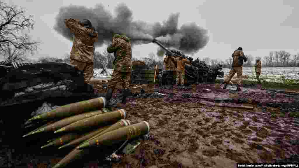 Українські військові ведуть вогонь по позиціях противника із гаубиці M777 у Донецькій області