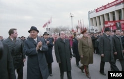 Leonid Brejnev 1982-yil 22-martda O‘zbekistonga tashrif bilan keldi. Chapdan ikkinchi - O‘zbekiston SSR Kompartiyasi MQ birinchi kotibi Sharof Rashidov.