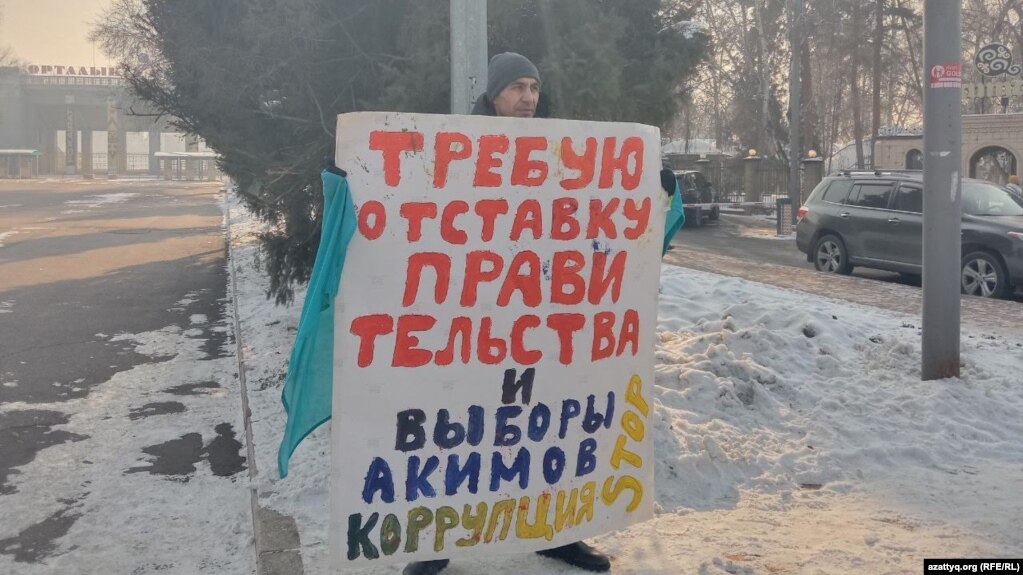 Активист Есанбой Ходжиев проводит одиночный пикет с требованием отставки правительства. 15 декабря 2022 года