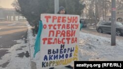 Активист Есанбой Ходжиев проводит одиночный пикет с требованием отставки правительства. 15 декабря 2022 года