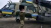 Ілюстраційне фото. Український військовослужбовець заряджає гелікоптер на авіабазі неподалік від лінії фронту в Херсонській області, 8 січня 2023 року