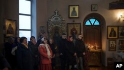 Ukrajinci u crkvi 25. decembra umjesto uobičajene proslave 7. januara, Bobrytsija, Ukrajina. 