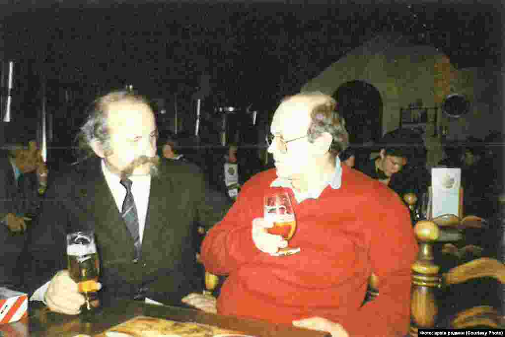 Іван Гвать та словацький мистецтвознавець, фольклорист Микола Мушинка (ліворуч), Мюнхен, 1988 року