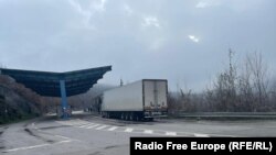 Një kamion derisa futet nga Serbia në Kosovë.