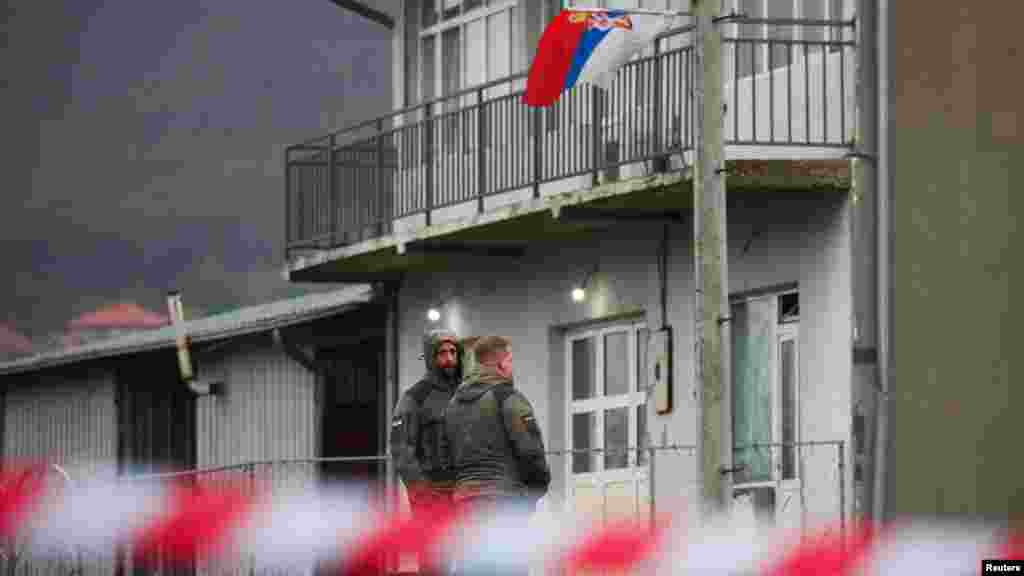 Német NATO-békefenntartók a koszovói szerbek által felállított útzár közelében
