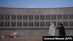 Memoriali për viktimat e masakrës së Reçakut. Fotografi ilustruse. 