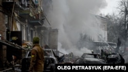 Пожарникари работат на местото на станбен блок уништен од гранатирање во Вишхород, во близина на Киев, Украина, 23 ноември 202 година