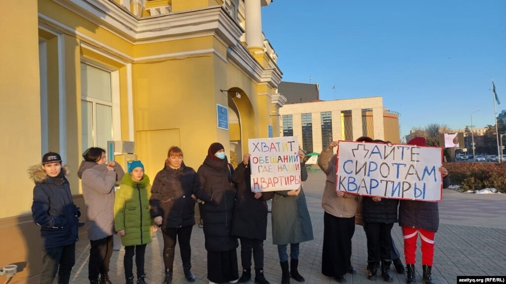 Выпускники детских домов в Уральске проводят акцию протеста перед акиматом города