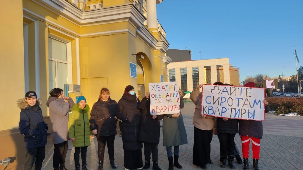 Выпускники детских домов вновь вышли на акцию протеста в Уральске