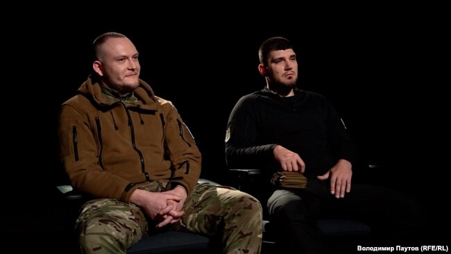 Александр, слева, и Денис, справа – солдат "РДК" и командир этого подразделения в составе ВСУ
