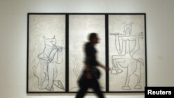  Мъж минава около картина на Пабло Пикасо в Музея на Пикасо в Малага, Испания. 