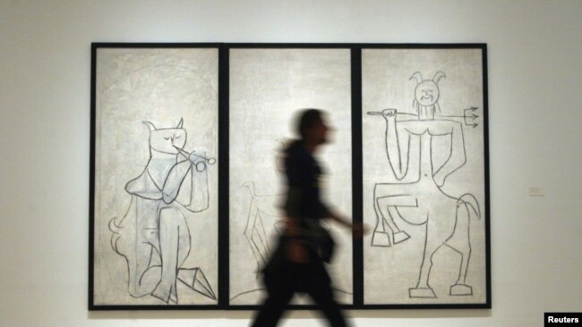 Мъж минава покрай картина на Пабло Пикасо в Музея на Пикасо в Малага, Испания.