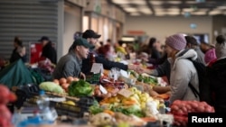  Хора пазарят на пазар в Будапеща, 3 декември 2022 година 