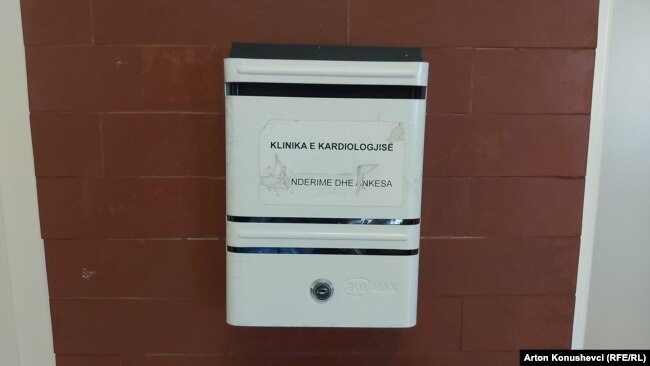 Kutia për nderime dhe ankesa e vendosur në Klinikën e Kardiologjisë, QKUK.