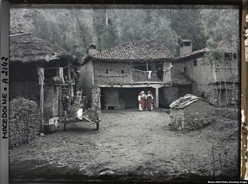 Tri gra të fotografuara në Openica, në atë që tani është Maqedonia e Veriut, në vitin 1913.