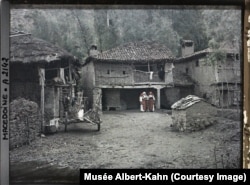 Trei femei fotografiate la Openica, în ceea ce este acum Macedonia de Nord, în 1913.