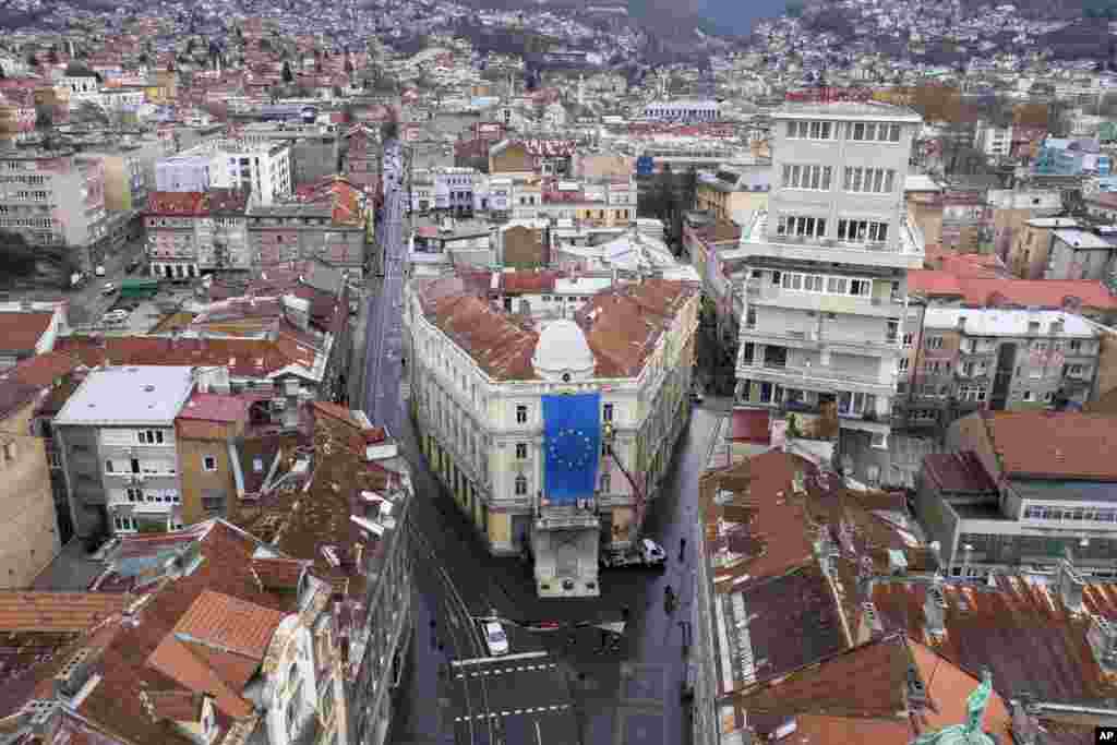 Postavljanje zastave Evropske unije na zgradu u glavnoj ulici u Sarajevu, Bosna i Hercegovina, 16. decembra, nakon što je Unija dodijelila BiH kandidatski status.