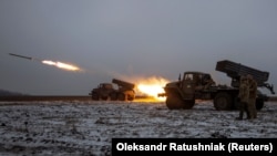 Українські військові ведуть вогонь із реактивної системи залпового вогню БМ-21 «Град» по російських позиціях на передовій поблизу Бахмута на Донеччині, 15 січня 2023 року
