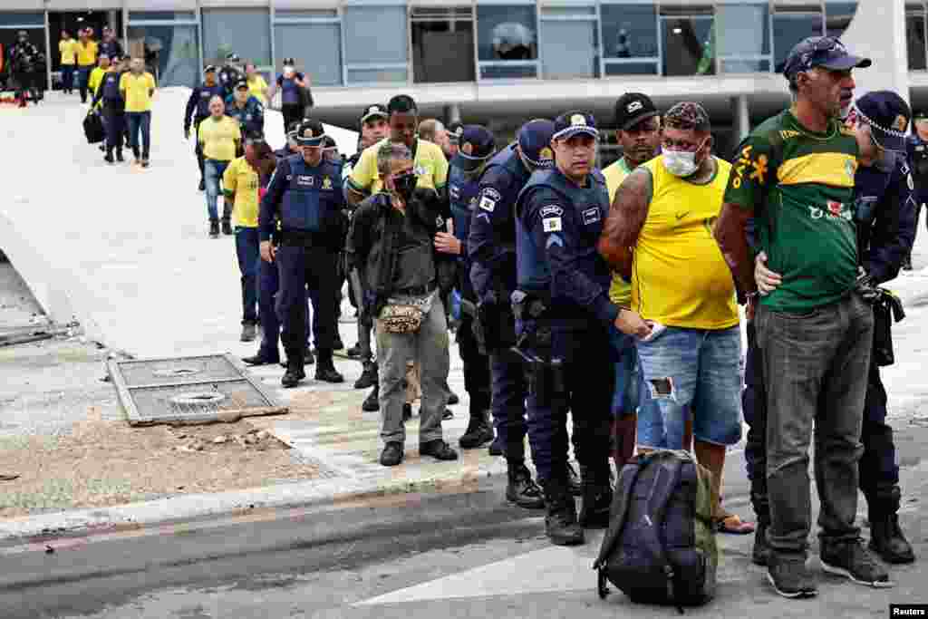 Forțele de securitate au reținut cel puțin 400 de susținători ai fostului președinte brazilian Jair Bolsonaro. &bdquo;Întotdeuna am spus că nu vom renunța. Congresul este al nostru, noi suntem la putere&rdquo;, a spus un manifestant în timp ce mărșăluia spre clădirea Congresului, conform unei înregistrări văzute de NYT. De asemenea, cel puțin opt jurnaliști au fost atacați sau jefuiți de susținătorii lui Bolsonaro. După intervenția armatei și alungarea manifestanților din cele trei clădiri, autoritățile braziliene au preluat controlul.