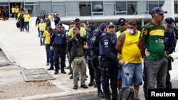 ბრაზილიის პოლიციის მიერ დაკავებული ექსპრეზიდენტის, ჟაირ ბოლსონარუს მხარდამჭერები. 2023 წლის 8 იანვარი