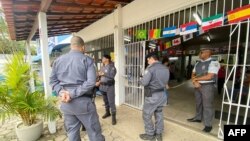 Policajci na ulazu u jednu od škola u kojoj se dogodila pucnjava, Arakruz, Brazil, 25. novembar 2022. 