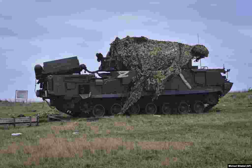 Sisitem rusesc de rachete TOR abandonat.&nbsp; Rusia s-a retras de pe insula șerpilor în iunie după luni de lovituri ucrainene. Kremlinul a pretins că retragerea a fost un &bdquo;gest de bunăvoință&rdquo;, pentru a permite transportarea exporturilor de cereale din Ucraina. Experții militari occidentali au spus însă că e posibil ca bombardamentele cu rachete ghidate de înaltă precizie de tip HIMARS să fi făcut imposibilă prezența rușilor acolo.&nbsp; &nbsp;