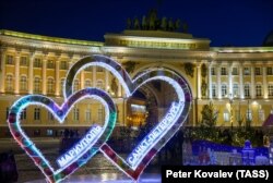Скульптура в виде сердец на Дворцовой площади в Петербурге, где прошла церемония зажжения главной новогодней ели