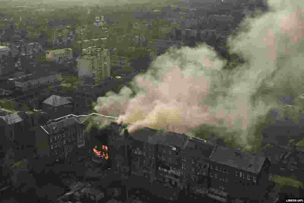 Stambena zgrada nakon ruskog granatiranja 7. decembra. Ruska vojska nastavlja s nemilosrdnim raketnim napadima i bombardovanjem ukrajinskih položaja u Donjecku, sa posebnim fokusom na Bahmut - grad koji je već sedam mjeseci pod vatrom.