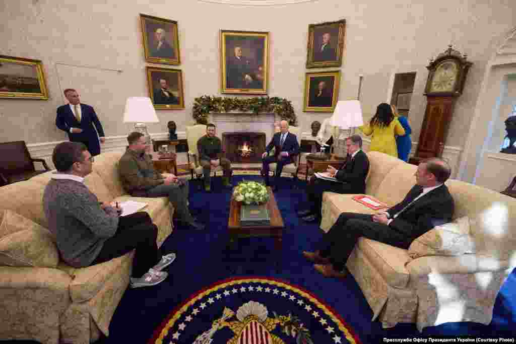 Українська делегація на чолі з президентом України Володимиром Зеленським під час зустрічі з президентом США Байденом та держсекретарем&nbsp;Ентоні Блінкеним&nbsp;