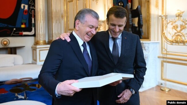 Uzbek President Shavkat Mirziyoyev and French President Emmanuel Macron during a state visit to Paris in November.