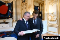 Президент Узбекистана Шафкат Мирзиёев и президент Франции Эммануэль Макрон. Париж, 22 ноября 2022 года