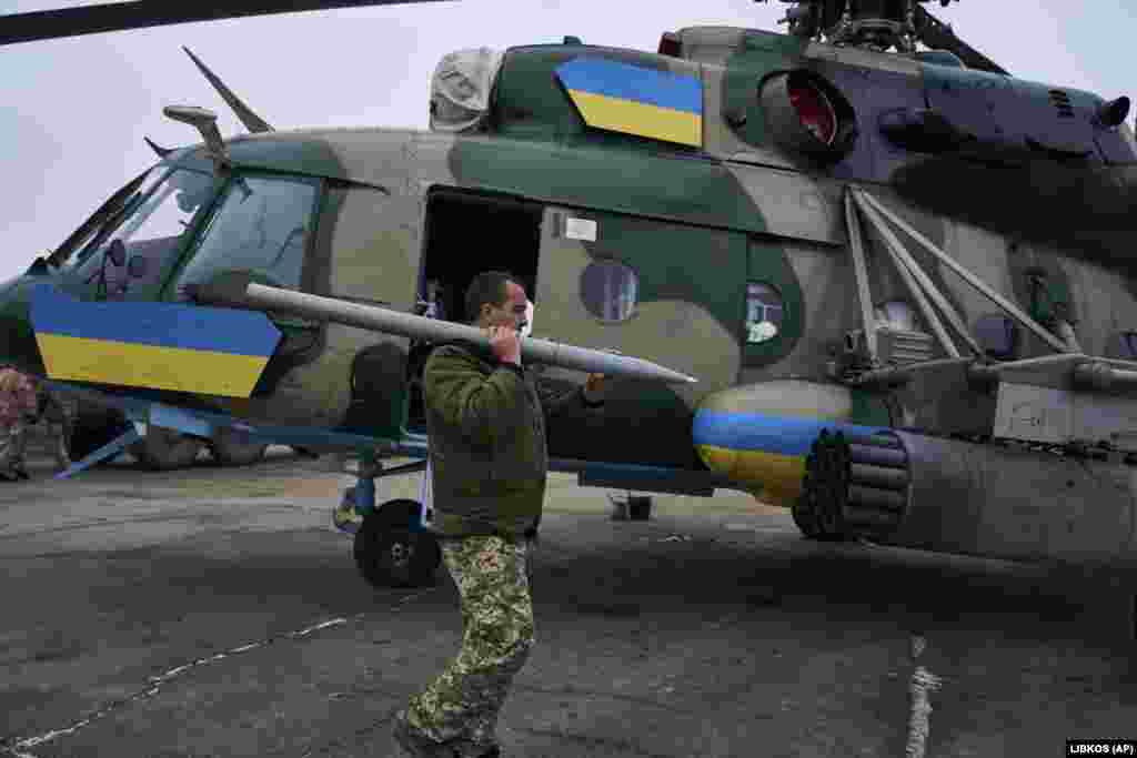 Një ushtarak ukrainas duke ngarkuar një raketë. Para pushtimit rus më 24 shkurt, Ukraina kishte afërsisht 50 Mi-8-sha, ndërsa Rusia besohet të ketë pasur rreth 300 sosh.