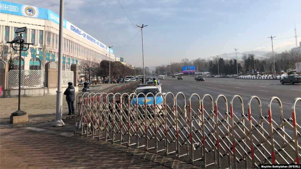 Металлические ограждения и сотрудники полиции перед монументом Независимости на площади Республики в Алматы. 7 января 2023 года