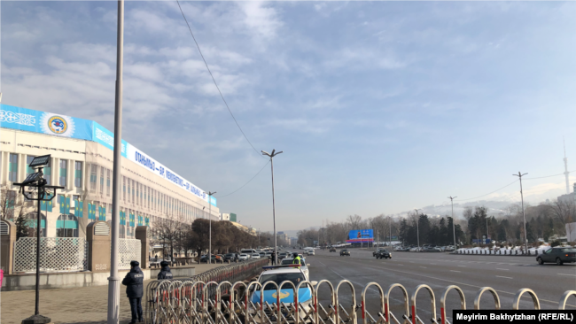 На площади Республики в Алматы, где часто активисты пытаются провести акции протеста, усилено патрулирование. Январь 2023 года
