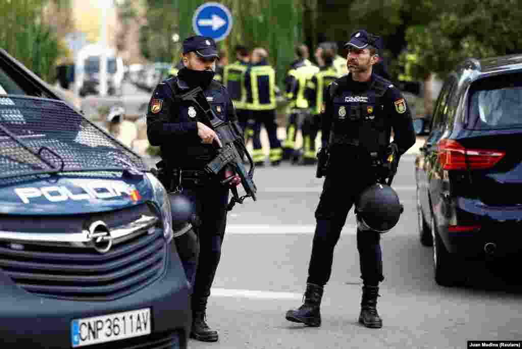 ШПАНИЈА -&nbsp;Шпанската полиција соопшти дека дошло до експлозија во украинската амбасада во Мадрид. Според извештаите, работник во амбасадата бил повреден при отворање на писмо-бомба. Во соопштението се додава дека тој се здобил со полесни повреди и бил пренесен во болница. Писмото, кое пристигнало по обична пошта и не било скенирано, предизвикало &bdquo;многу мала рана на десната рака&ldquo; на вработениот, изјави Мерцедес Гонзалес, претставничка на шпанската влада во Мадрид.