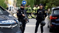 Poliția madrilenă se află în fața ambasadei Ucrainei după o explozie care a rănit un angajat în timp ce manipula o scrisoare - Madrid, Spania, 30 noiembrie 2022. Foto: Reuters/Juan Medina
