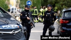 Policia spanjolle para Ambasadës ukrainase në Madrid, pas shpërthimit. 30 nëntor 2022.