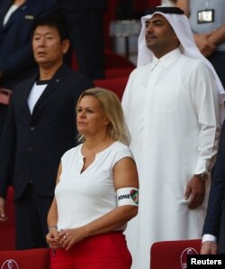 Министърката на вътрешните работи на Германия Нанси Фезер на трибуните на стадиона в Катар с лентата с цветовете на дъгата в подкрепа на ЛГБТ общността