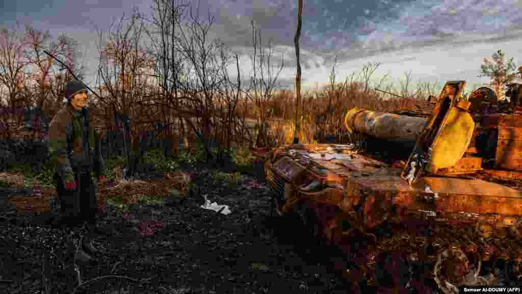 Az 54 éves Jurij Ponomarienko egy megsemmisült orosz tank mellett, amely a községet szétzúzó harcokból maradt hátra