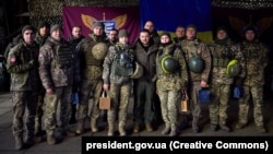 Президент України Володимир Зеленський зустрівся з українськими військовими на Донбасі та вручив їм державні нагороди. Слов'янськ, Донеччина, 6 грудня 2022 року