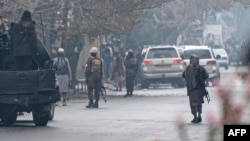 د طالبانو حکومتي سرتېري د کابل په شهر نو کې تر برید وروسته د پېښې په ځای کې ولاړ دي - انځور له ارشیفه.