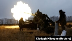 Украинские военные ведут огонь у Бахмута. Донецкая область, 26 декабря 2022 г.
