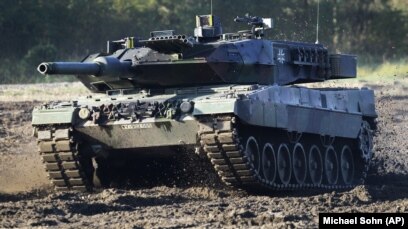 Një tank Leopard 2 gjatë një ngjarje demonstruese për media, të organizuar nga ushtria gjermane, në Mynster, afër Hanoverit, më 2011.