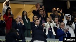 საფრანგეთის პრეზიდენტი ემანუელ მაკრონი 2022 წლის ფეხბურთის მსოფლიო ჩემპიონატის ნახევარფინალურ მატჩზე. 14 დეკემბერი, 2022 წელი 