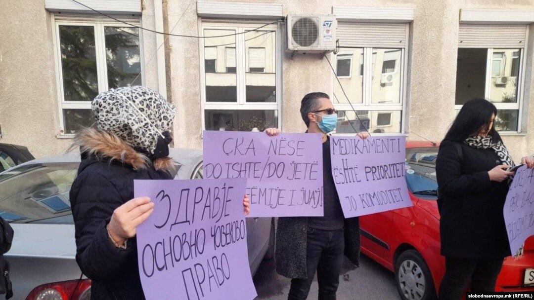 Македонија 26.12.2022 Членови на здружението за цистична фиброза протестираа пред Министерството за здравство во Скопје поради недостиг на лекови 