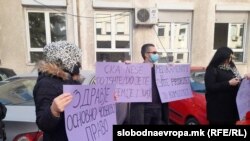 Македонија 26.12.2022 Членови на здружението за цистична фиброза протестираа пред Министерството за здравство во Скопје поради недостиг на лекови 