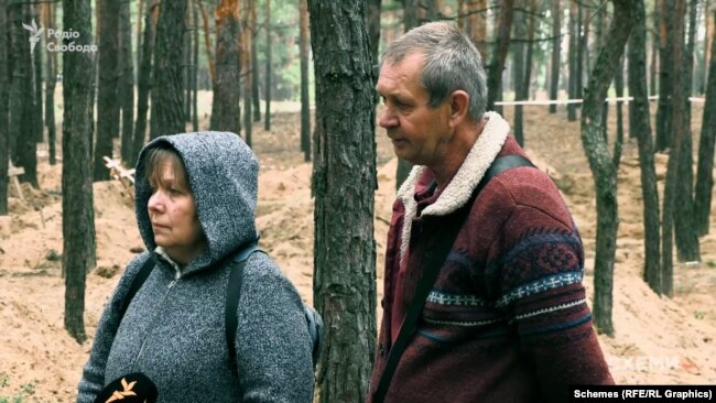 Співробітники ритуальної служби Ізюму Тамара Кравченко та Віталій Боровий