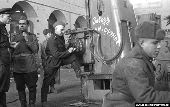 Демонтаж немецкого оборудования для вывоза в СССР