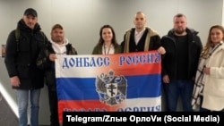 Në Qendrën Vagner u shfaq një flamur me ngjyrat e Rusisë dhe Serbisë, ku shkruhej: “Donbasi është Rusi, Kosova është Serbi”. Damjan Knezheviq, është i tretë nga ana e djathtë në këtë fotografi, dhe është afër Aleksandar Lisov nga Qendra ruso-serbe, Orlovin.