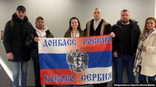 Në Qendrën Vagner u shfaq një flamur me ngjyrat e Rusisë dhe Serbisë, ku shkruhej: “Donbasi është Rusi, Kosova është Serbi”. Damjan Knezeviq, është i tretë nga ana e djathtë në këtë fotografi, dhe është afër Aleksandar Lisov nga Qendra ruso-serbe, Orlovin.
